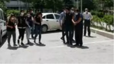 'Kasık masajı yapılır' ilanını gören polis, fuhuş operasyonu yaptı: 5 gözaltı 'Kasık masajı yapılır' ilanını gören polis, fuhuş operasyonu yaptı: 5 gözaltı