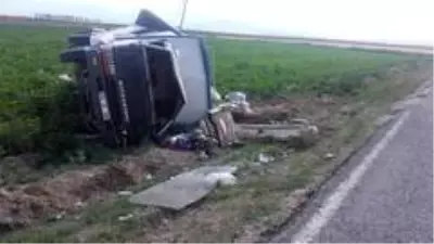 Kontrolden çıkan kamyonet şarampole devrildi, 3 kişi yaralandı Kontrolden çıkan kamyonet şarampole devrildi, 3 kişi yaralandı