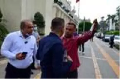Makamına haciz gelen Başkan Karalar'a masa ve sandalye götürdü, kabul edilmedi Makamına haciz gelen Başkan Karalar'a masa ve sandalye götürdü, kabul edilmedi