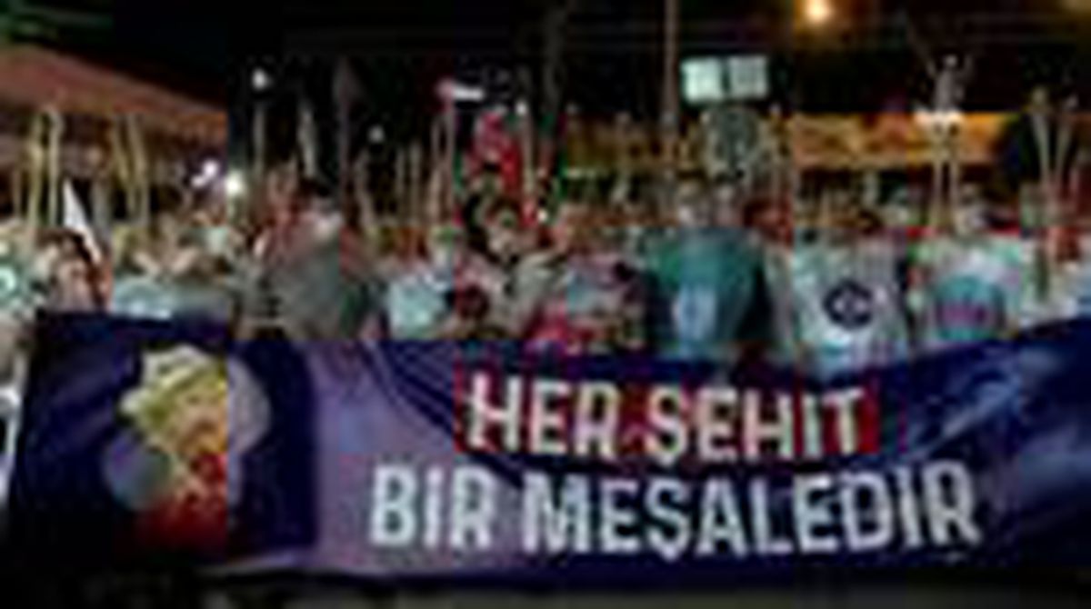 Memur-Sen, 15 Temmuz şehitleri için meşalelerle yürüdü