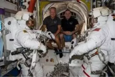 NASA'ya bağlı astronotlardan uzay yürüyüşü NASA'ya bağlı astronotlardan uzay yürüyüşü