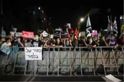 Netanyahu'nun konutunun önündeki protestolar devam ediyor Netanyahu'nun konutunun önündeki protestolar devam ediyor
