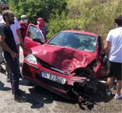 Otomobil kamyonla kafa kafaya çarpıştı: 1 yaralı Otomobil kamyonla kafa kafaya çarpıştı: 1 yaralı