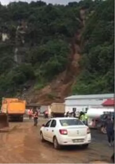 Rize'de heyelan anı kamerada
