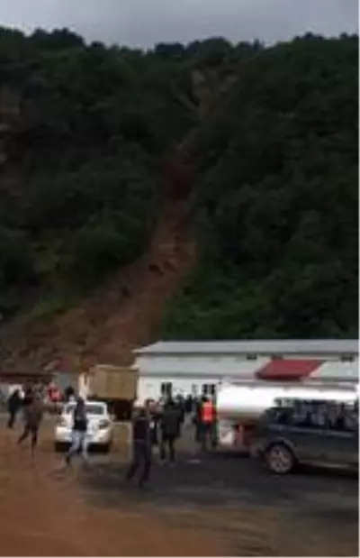 Rize'de heyelan anı kamerada