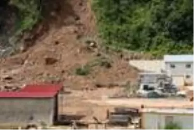 Rize'de heyelan anı kamerada