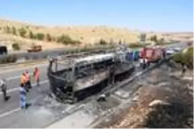 Şanlıurfa'da yolcu otobüsü alev alev yandı Şanlıurfa'da yolcu otobüsü alev alev yandı