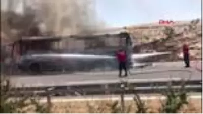 Şanlıurfa'da yolcu otobüsü alev alev yandı Şanlıurfa'da yolcu otobüsü alev alev yandı