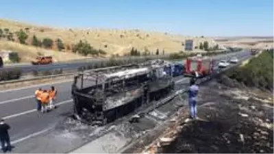Şanlıurfa'da yolcu otobüsü yanarak kül oldu Şanlıurfa'da yolcu otobüsü yanarak kül oldu