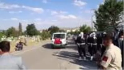 Şehit Özel Harekat Polisi Demir, son yolculuğuna uğurlandı (2) Şehit Özel Harekat Polisi Demir, son yolculuğuna uğurlandı (2)