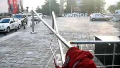 Şiddetli rüzgar çatıları uçurdu, bayrak direklerini yıktı Şiddetli rüzgar çatıları uçurdu, bayrak direklerini yıktı