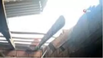 Şiddetli rüzgar çatıları uçurdu, bayrak direklerini yıktı Şiddetli rüzgar çatıları uçurdu, bayrak direklerini yıktı