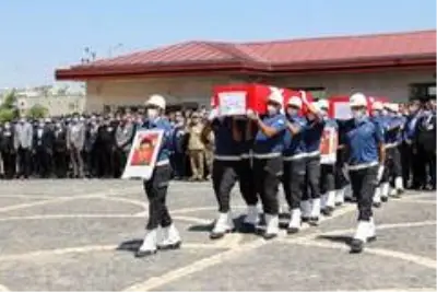 Siirt'te şehit olan 2 özel harekat polisi memleketlerine uğurlandı Siirt'te şehit olan 2 özel harekat polisi memleketlerine uğurlandı