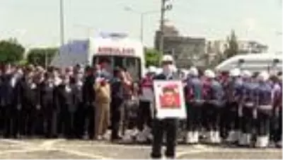 Siirt'teki operasyonda şehit olan 2 polis için tören düzenlendi (2) Siirt'teki operasyonda şehit olan 2 polis için tören düzenlendi (2)