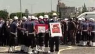 Siirt'teki operasyonda şehit olan 2 polis için tören düzenlendi (2) Siirt'teki operasyonda şehit olan 2 polis için tören düzenlendi (2)