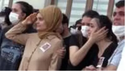 Siirt'teki operasyonda şehit olan 2 polis için tören düzenlendi (2) Siirt'teki operasyonda şehit olan 2 polis için tören düzenlendi (2)