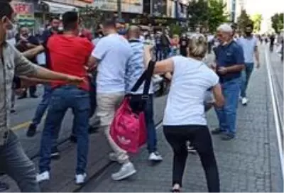 Eski kocasının yeni eşine saldırdı! Sokak ortasında saç saça baş başa kavga Eski kocasının yeni eşine saldırdı! Sokak ortasında saç saça baş başa kavga