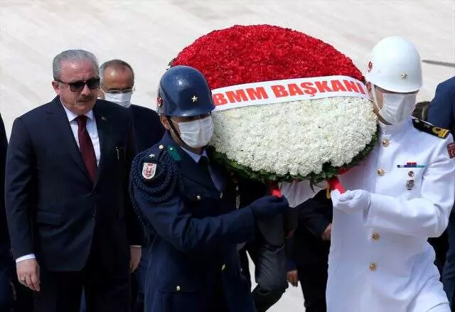 TBMM Başkanı Şentop ve yeni Başkanlık Divanı üyeleri Anıtkabir'de TBMM Başkanı Şentop ve yeni Başkanlık Divanı üyeleri Anıtkabir'de