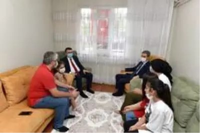 Yıldırım Belediye Başkanı Oktay Yılmaz, 15 Temmuz şehidinin yakınlarını ziyaret etti Yıldırım Belediye Başkanı Oktay Yılmaz, 15 Temmuz şehidinin yakınlarını ziyaret etti
