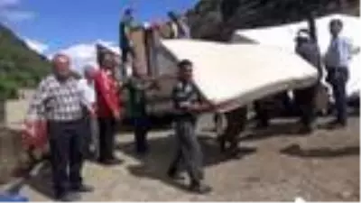 Yusufeli'nde yanan 35 evin sahiplerine yardım eli Yusufeli'nde yanan 35 evin sahiplerine yardım eli