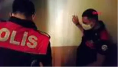 5 yıldır kira ödemediği evden çıkarılırken polisleri tehdit etti 5 yıldır kira ödemediği evden çıkarılırken polisleri tehdit etti