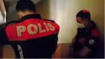 5 yıldır kira ödemediği evden çıkarılırken polisleri tehdit etti 5 yıldır kira ödemediği evden çıkarılırken polisleri tehdit etti