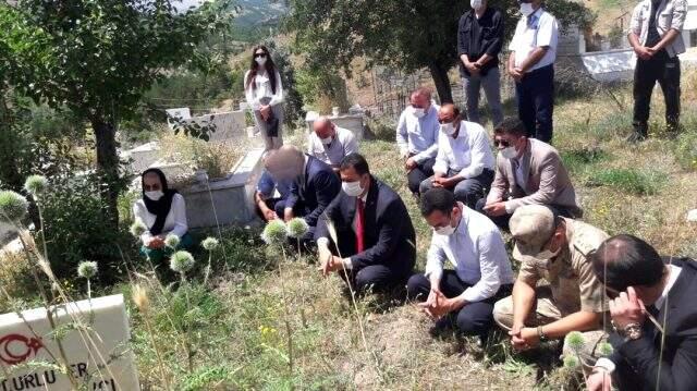 AK Partili ilçe başkanı, şehit mezarı ziyaretinde çekilen fotoğrafta CHP'li başkanın yüzünü buzladı AK Partili ilçe başkanı, şehit mezarı ziyaretinde çekilen fotoğrafta CHP'li başkanın yüzünü buzladı