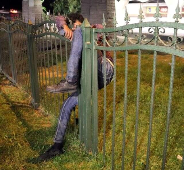 Ankara'da Somali uyruklu bir kişi caddenin karşısına geçmek isterken parmaklıklara sıkıştı, arkadaşı onu orada bıraktı