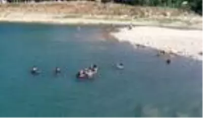 Baraj gölüne bırakılan atık suyun yanında dans ederek yüzdüler Baraj gölüne bırakılan atık suyun yanında dans ederek yüzdüler