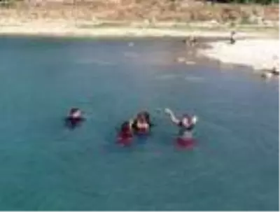 Baraj gölüne bırakılan atık suyun yanında dans ederek yüzdüler Baraj gölüne bırakılan atık suyun yanında dans ederek yüzdüler
