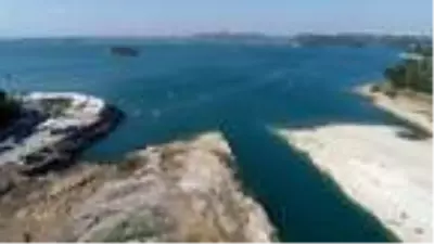Baraj gölüne bırakılan atık suyun yanında dans ederek yüzdüler Baraj gölüne bırakılan atık suyun yanında dans ederek yüzdüler