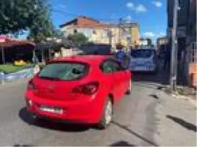 Beykoz'da kaza sonrası otomobile tabanca kabzasıyla saldırı kamerada Beykoz'da kaza sonrası otomobile tabanca kabzasıyla saldırı kamerada