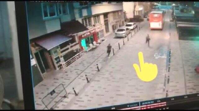 Beyoğlu'nda Cezayir uyruklu 2 kapkaççı İngiltere uyruklu bir kişinin çantasını çaldı