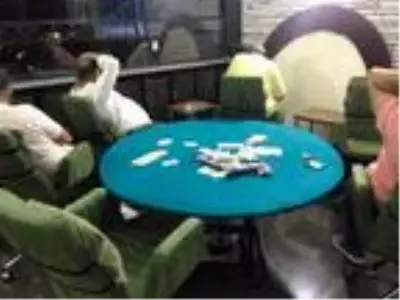 Dernek binasında kumar oynarken yakalandılar Dernek binasında kumar oynarken yakalandılar