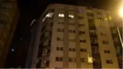 Dün akşam İzmir'de meydana gelen depremde korkan bir kişi 7. kattan atladı Dün akşam İzmir'de meydana gelen depremde korkan bir kişi 7. kattan atladı