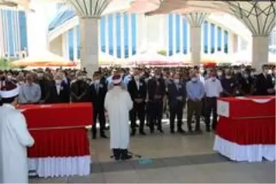 Son dakika haberi! Düşen uçakta şehit olan iki polis son yolculuklarına uğurlandı Son dakika haberi! Düşen uçakta şehit olan iki polis son yolculuklarına uğurlandı