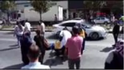 Anne ve kucağındaki bebeğine otomobil çarptı! Kaza anı saniye saniye kamerada