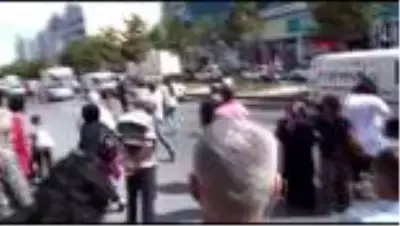 Anne ve kucağındaki bebeğine otomobil çarptı! Kaza anı saniye saniye kamerada