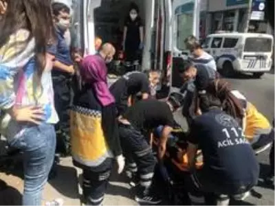 Esenyurt'ta kucağında bebekle yolun karşısına geçen kadına araba çarptı Esenyurt'ta kucağında bebekle yolun karşısına geçen kadına araba çarptı