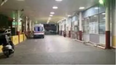 Gözü dönmüş saldırgan, eşini boğazından, araya girmeye çalışan öz kardeşini de bacağından bıçakladı Gözü dönmüş saldırgan, eşini boğazından, araya girmeye çalışan öz kardeşini de bacağından bıçakladı