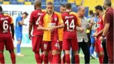 Galatasaraylı 5 futbolcu, maske takmadığı için 900 TL ceza yedi Galatasaraylı 5 futbolcu, maske takmadığı için 900 TL ceza yedi