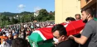 Genel Maden İşçileri Sendikası: Göçük altında kalan maden işçisi son yolculuğuna uğurlandı Genel Maden İşçileri Sendikası: Göçük altında kalan maden işçisi son yolculuğuna uğurlandı