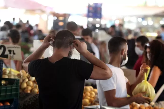 Görüntülendiğini anlayan maskesiz esnaf poşeti maskeye çevirdi