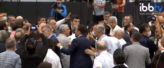 İBB Meclisi'nin bugünkü oturumunda AK Parti ile CHP'li üyeler arasında kavga çıktı