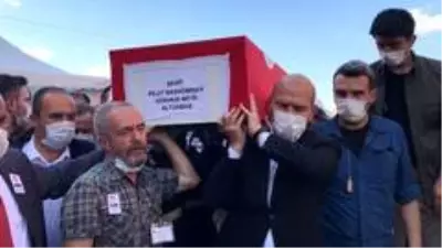 İçişleri Bakanı Soylu, şehit tabutuna omuz verdi İçişleri Bakanı Soylu, şehit tabutuna omuz verdi