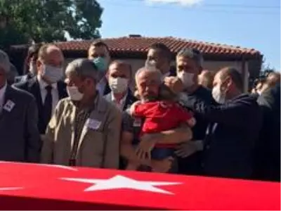İçişleri Bakanı Soylu, şehit tabutuna omuz verdi İçişleri Bakanı Soylu, şehit tabutuna omuz verdi