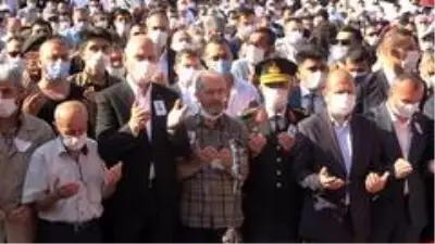 İçişleri Bakanı Soylu, şehit tabutuna omuz verdi İçişleri Bakanı Soylu, şehit tabutuna omuz verdi