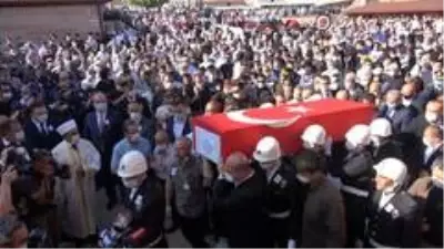 İçişleri Bakanı Soylu, şehit tabutuna omuz verdi İçişleri Bakanı Soylu, şehit tabutuna omuz verdi