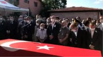 İçişleri Bakanı Soylu, şehit tabutuna omuz verdi İçişleri Bakanı Soylu, şehit tabutuna omuz verdi