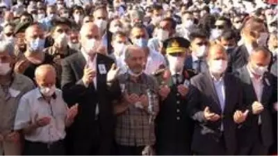 İçişleri Bakanı Soylu, şehit tabutuna omuz verdi İçişleri Bakanı Soylu, şehit tabutuna omuz verdi